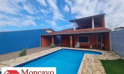 Casa com 3 dormitórios, sendo 2 suítes-piscina e espaço gourmet