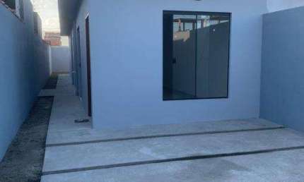 Casa com dois dormitórios, sendo uma suíte, financia.