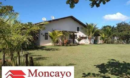 Casa em condomínio, amplo terreno, com piscina - Cond.fechado