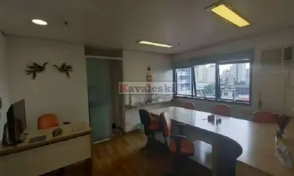 Ampla sala comercial totalmente reformada ao lado do metrô