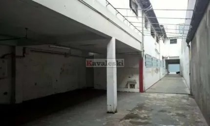 Loja com 3 salões e várias salas, localização excelente.