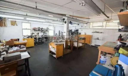Prédio comercial com 5 salas de produção, 6 salas de estoque, sendo 1 grande mezanino