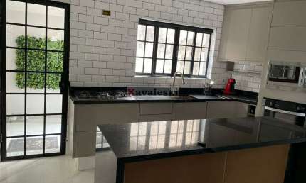 Sobrado com 4 Quartos e 4 banheiros à Venda, 202 m² por R$ 1.060.000
