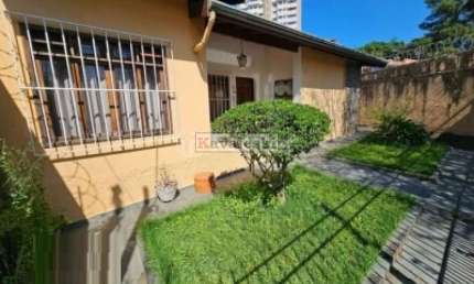 CASA TÉRREA COM BELO QUINTAL  E EDÍCULA EM EXCELENTE LOCALIZAÇÃO .