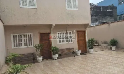 SOBRADO EM CONDOMÍNIO FECHADO COM 3 DORMITÓRIOS E 2 GARAGEM .