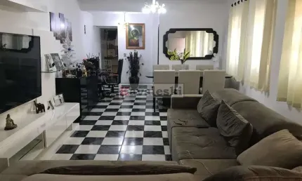 Sobrado com 214 metros de área, suíte com hidro e muito mais....