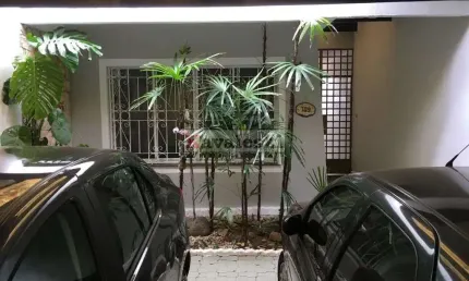 EXCELENTE SOBRADO NO JARDIM SANTA CRUZ COM DORM. SENDO 1 SUITE. VAGAS PARA 2 CARROS!