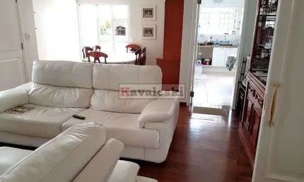 > Linda Casa Térrea no Metrô!! 4 dorms, 1 Suíte Master, 4 Vagas, Quintal com Churrasqueira!