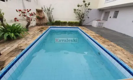 Sobrado com 5 quartos sendo 2 suítes, piscina na Vila Moraes .