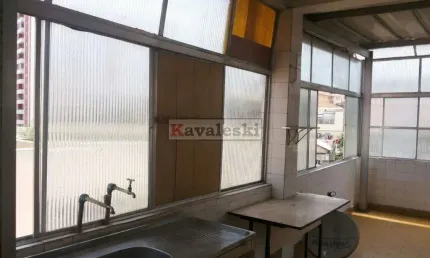 Sobrado com 2 dormitórios, sala, cozinha, 2 banheiros. O terreno tem ainda mais 3 casas!