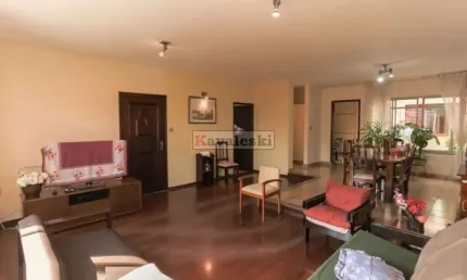 Casa Assobradada na Vila das Mercês com 3 quartos sendo 1 suíte, quintal e 4 vagas.