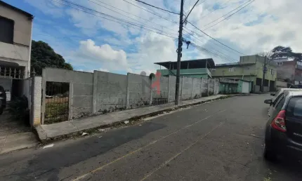 Oportunidade única: lote de 680m² com frente para duas ruas e vista privilegiada