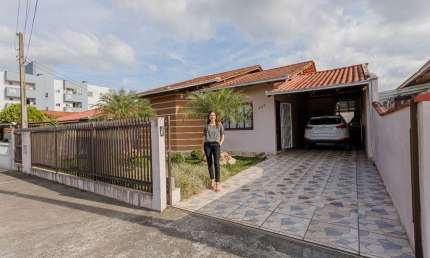 Casa à venda em Joinville-SC, bairro Aventureiro: 3 quartos, 1 suíte, 2 salas, 3 banheiros, 2 vagas de garagem - 136m².