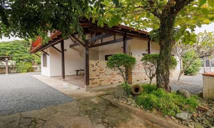 Casa com 3 quartos à venda na Rua Bruxelas, 55, Ubatuba, São Francisco do Sul, 162 m2 por R$ 1.700.000
