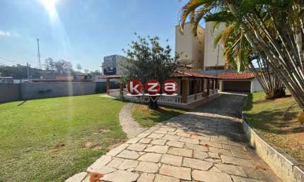 Casa para locação em Vinhedo-SP, bairro Santa Claudina: 3 quartos, 2 suítes, 3 salas, 3 banheiros, 2 vagas de garagem, 350m² de área.