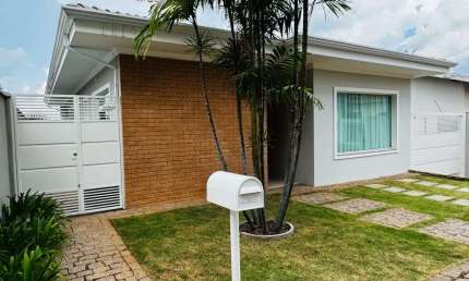 Espetacular casa de 3 suítes e amplo gourmet, no Parque Terranova, Valinhos-SP, com 291m² e 5 vagas de garagem!