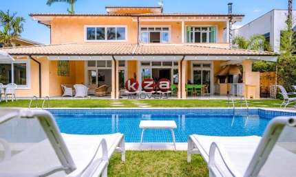 Luxuosa casa à venda no Condomínio Costa Verde, na Praia de Tabatinga, Caraguatatuba-SP, 5 suítes, 2 salas, , 344m². Venha conferir!