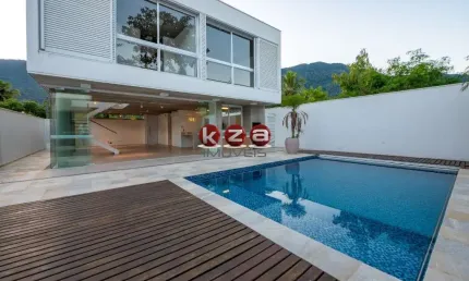 Imóvel de luxo à venda em São Sebastião-SP: Casa na Praia de Guaecá com 4 suítes, 3 salas, amplo gourmet e piscina, ao lado do mar.