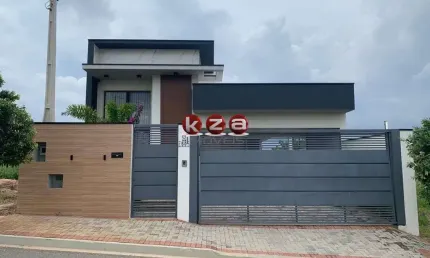Casa à venda no Bairro Pinheirinho em Vinhedo com 2 quartos sendo 1 suíte, 2 vagas, 149 m². Aproveite!
