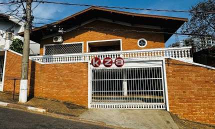 Imperdível oportunidade: Casa comercial de 3 quartos, 1 suíte, 3 salas, 3 banheiros e 2 vagas em Vinhedo-SP, Centro.