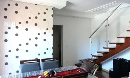 Cobertura à venda na região central de Valinhos, com 2 quartos sendo 1 suíte, 3 salas, 3 banheiros, 2 vagas, 124m².