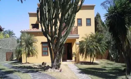 Casa de Luxo em Condomínio de Prestígio em Valinhos-SP: 3 quartos, 3 suítes, 3 salas, 6 banheiros, 4 vagas, 400m². Venha Conferir!