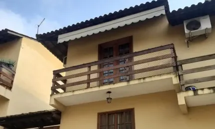Excelente Casa Duplex à Venda 02 quartos no Colubandê São Gonçalo/RJ.