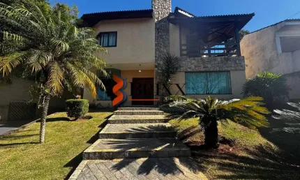 CASA CONDOMÍNIO COM 04 QUARTOS E AMPLO ESPAÇO DE GARAGEM E ESPAÇO GOURMET