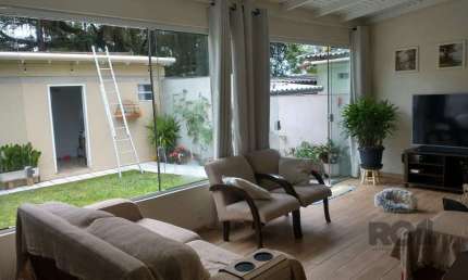 Casa de 155m² com 2 quartos, suíte, 2 vagas de garagem, no bairro Jardim Europa, Porto Alegre/RS