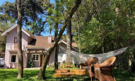 Casa com 2 suítes, lareira, deck, vaga de garagem - 140m² no bairro Laje de Pedra, Canela/RS