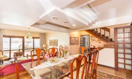 Casa de 333m² com 4 dormitórios, pátio com piscina, espaço gourmet com churrasqueira e 4 vaga de garagem no bairro Passo da Areia