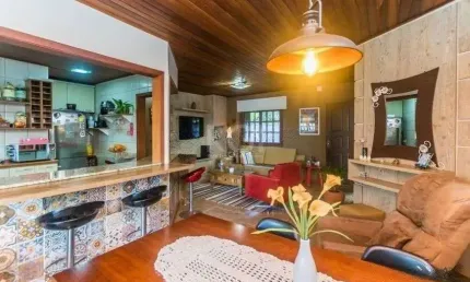 CASA DE 2 DORMITÓRIOS, PISCINA, CHURRASQUEIRA E 2 VAGAS DE GARAGEM NO BAIRRO HÍPICA