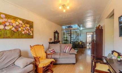 Casa 253m², 3 suítes, pátio, churrasqueira e vaga de garagem para 4 carros no bairro Nonoai