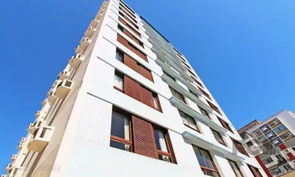 Apartamento de três quartos, suíte e uma vaga de garagem no bairro independência em porto alegre.