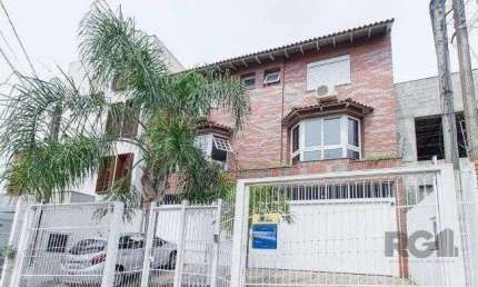 Excelente casa de 157m² com 3 dormitórios, 4 vagas e piscina.