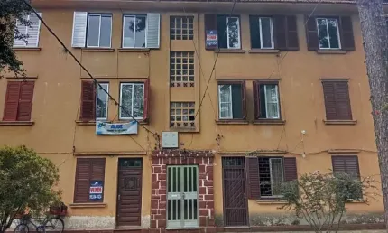 Vende no IAPI, último andar, dois lances de escada, reformado