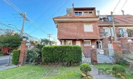 Casa em Porto Alegre, no bairro Tristeza, com 3 dormitório(s), e 3 banheiros, à venda.
