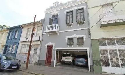 Casa em Porto Alegre, no bairro Floresta, com 3 dormitório(s), e 3 banheiros, à venda.