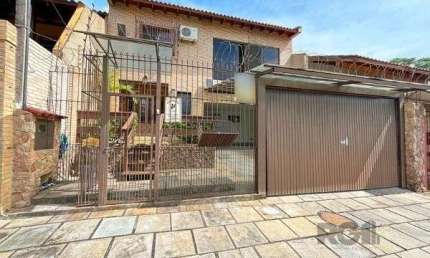 Casa em Porto Alegre, no bairro Ipanema, com 4 dormitório(s), e 4 banheiros, à venda.