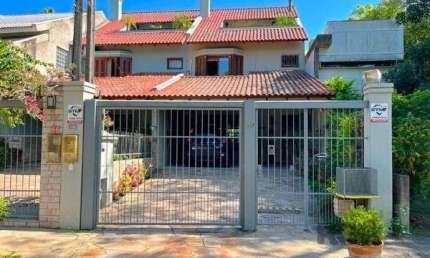 Casa em Porto Alegre, no bairro Ipanema, com 3 dormitório(s), e 3 banheiros, à venda.