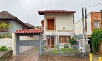 Casa em Porto Alegre, no bairro Tristeza, com 3 dormitório(s), e 3 banheiros, à venda.