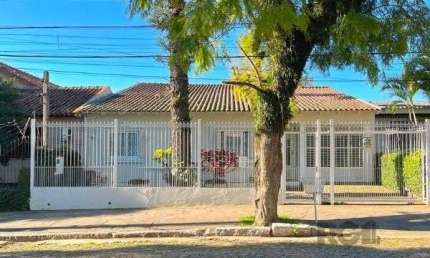 Casa em Porto Alegre, no bairro Nonoai, com 4 dormitório(s), à venda.