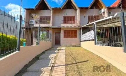 Casa em Porto Alegre, no bairro Guarujá, com 3 dormitório(s), e 3 banheiros, à venda.