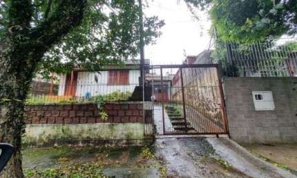 Casa em Porto Alegre, no bairro Tristeza, com 3 dormitório(s), e 3 banheiros, à venda.