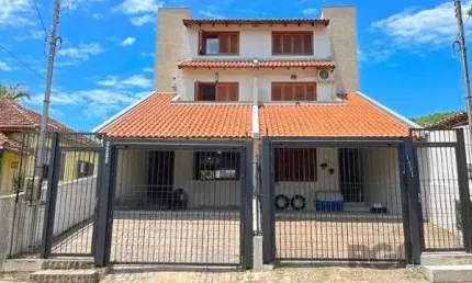 Casa em Porto Alegre, no bairro Tristeza, com 3 dormitório(s), e 3 banheiros, à venda.