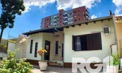 Casa com 3 quartos à venda na Rua General Pedro Bittencourt, 337, Passo da Areia, Porto Alegre