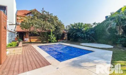 Casa espaçosa com 3 dormitórios, pátio com piscina e 4 vagas
