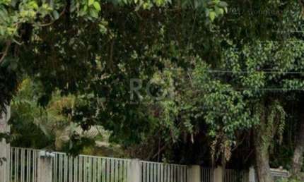 Casa com quatro (4) dormitórios, duas (2) vagas de garagem, no bairro Passo da Areia em Porto Alegre.