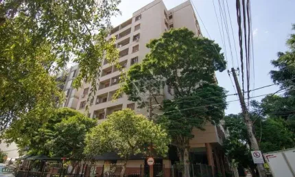 Apartamento de três dormitórios no bairro Independência em Porto Alegre.