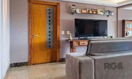 Apartamento de 138m² privativos, 3 dormitórios sendo 1 suíte. Living para 3 bons ambientes com espaço churrasco, sacada integrada e sala de estar. Cozinha com área de serviço separada.